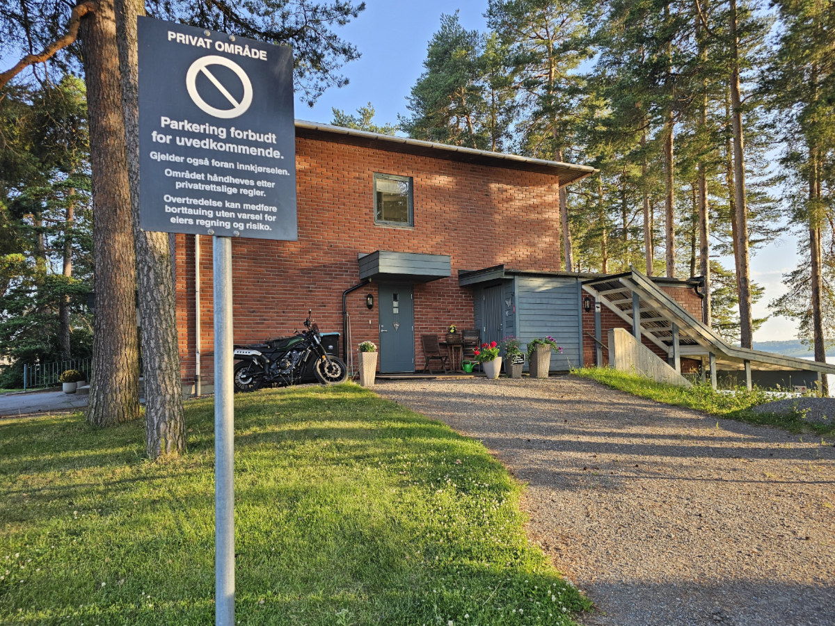 Det venstre parkerings skiltet er ferdig oppsatt.